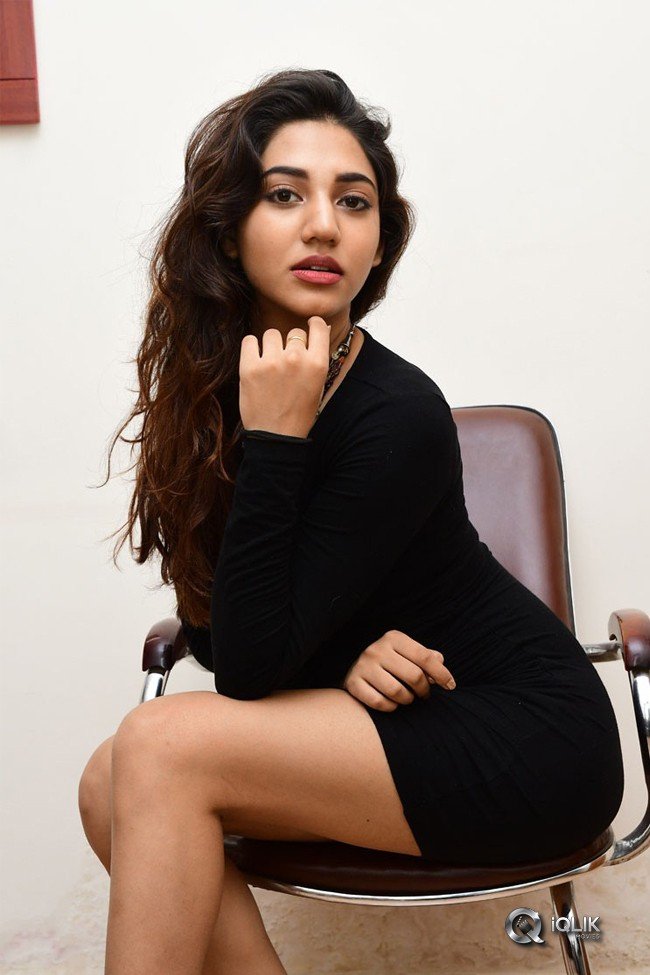 Sonakshi-Singh-Hot-Pics